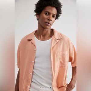 UO Standard Cloth Liam Crinkle Short Sleeve Buttondown Medium M Rose